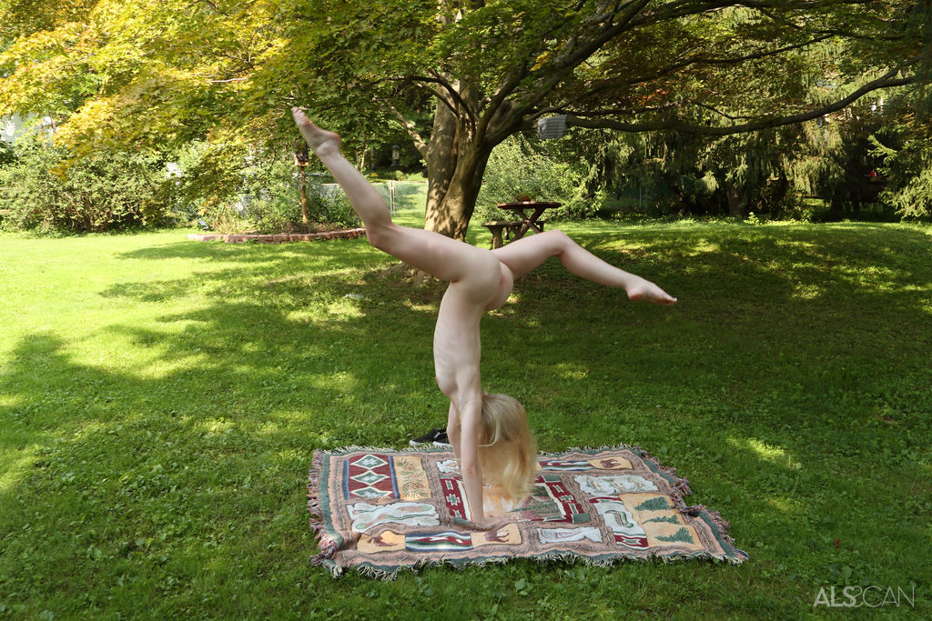 Cute blonde Emma Starletto shows off her flexibility while naked in the yard foto porno #424134976 | ALS Scan Pics, Emma Starletto, Tiny Tits, porno móvil