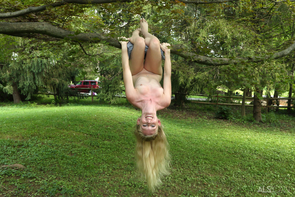 Cute blonde Emma Starletto shows off her flexibility while naked in the yard порно фото #424134978