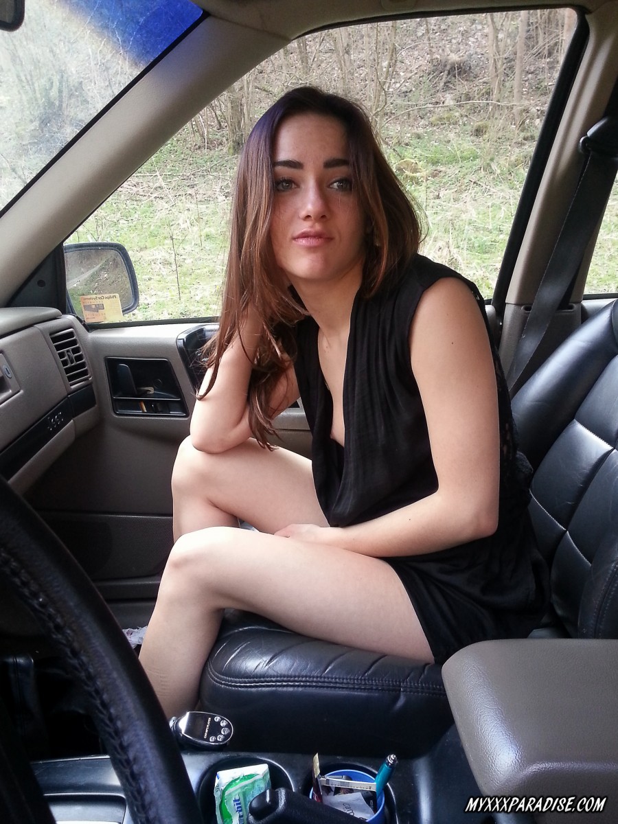 Horny girl Kasia Kelly takes selfies while playing with her pussy inside a car foto porno #424202999