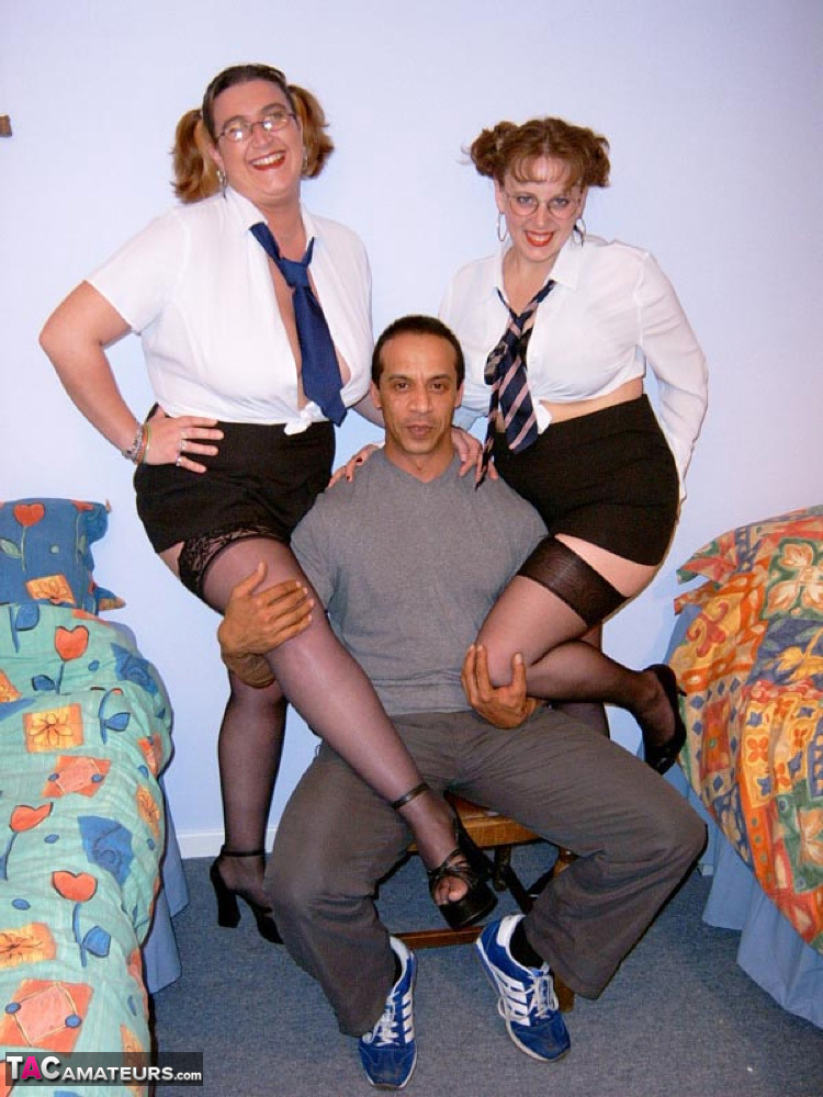 British amateur Curvy Claire and her girlfriend dress as schoolgirls for 3some foto porno #424475573