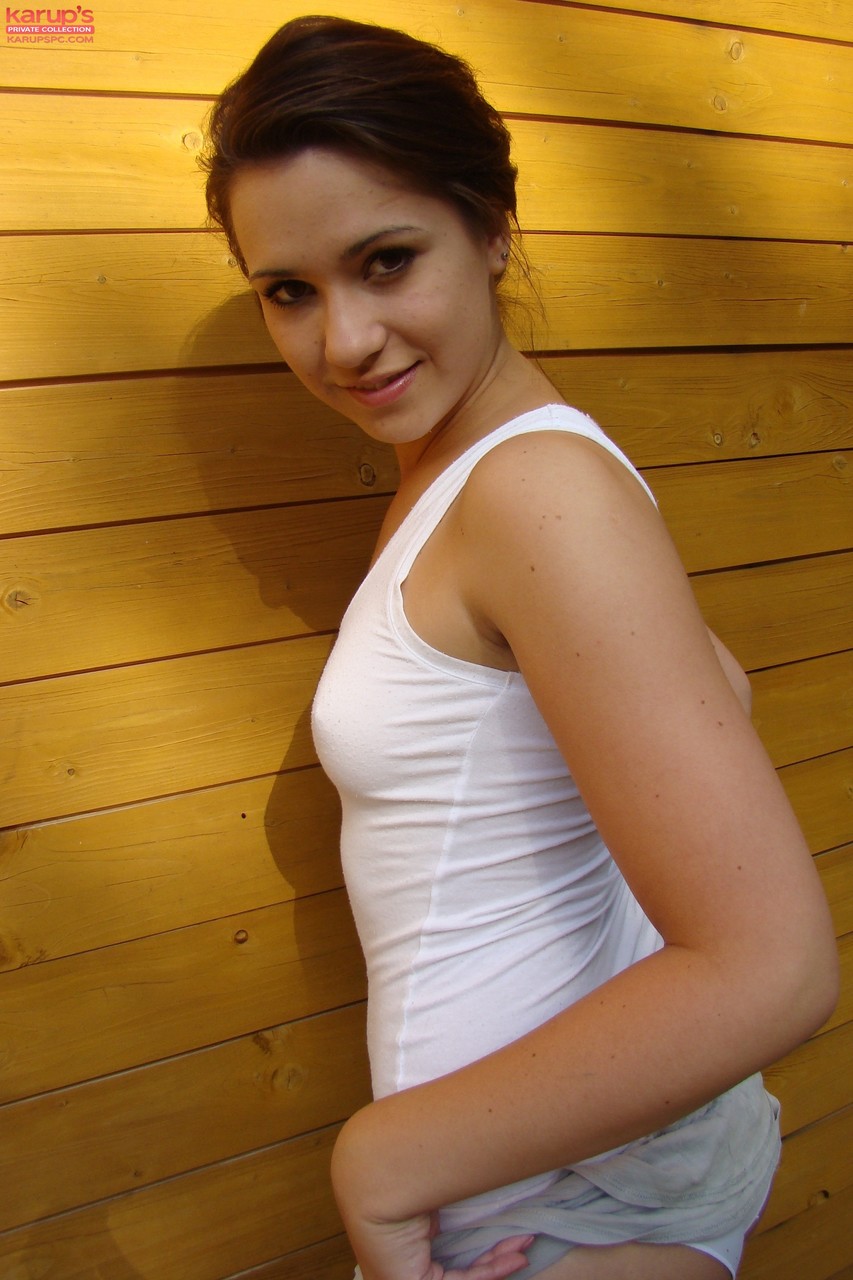 Amateur model Carrie Sass strips naked against the side of an outbuilding foto porno #428200667