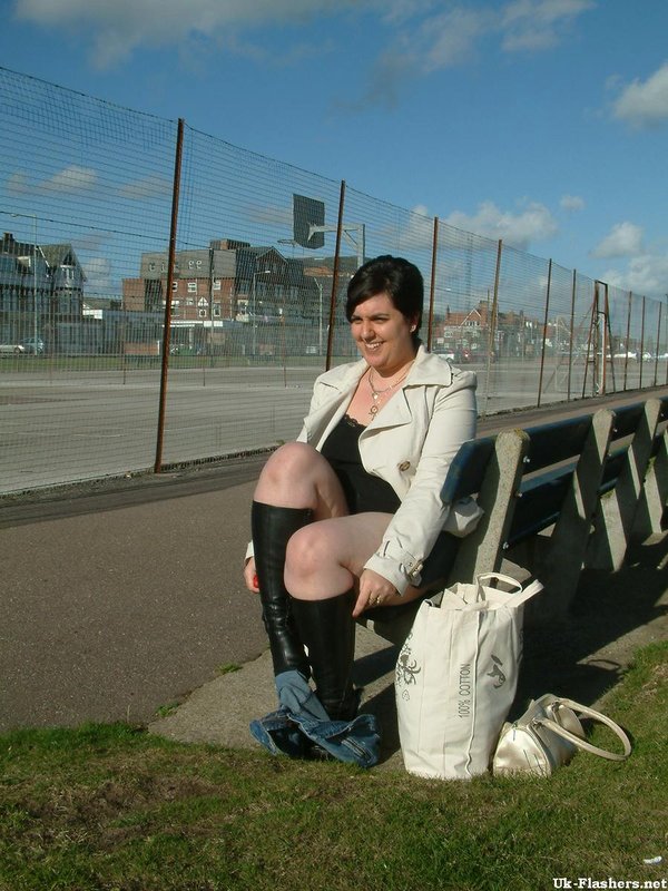 Brunette fatty exposes herself on a public bench before masturbating foto porno #428590457