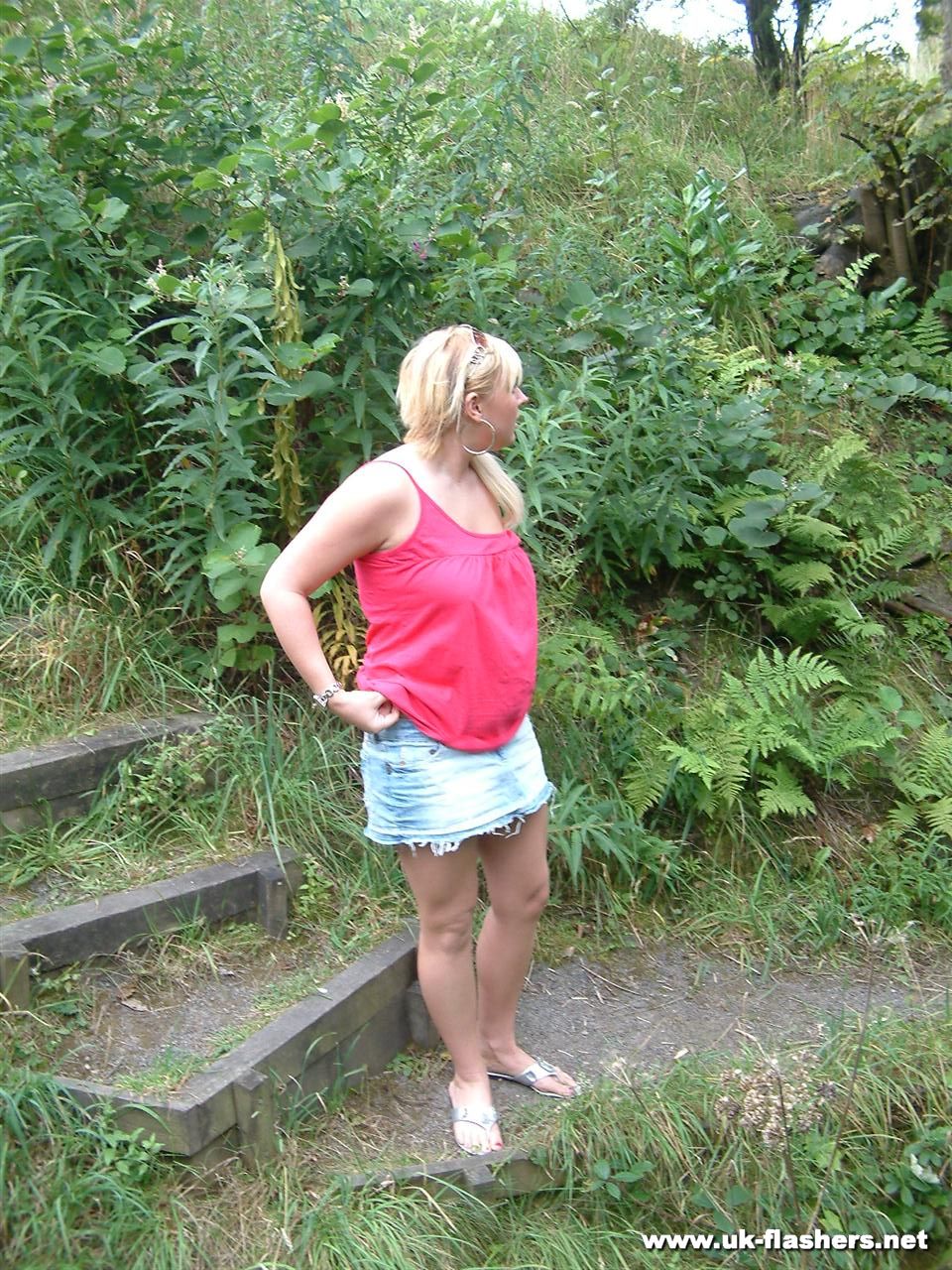Overweight UK female with blonde hair strips naked on a popular walking trails foto porno #428021522
