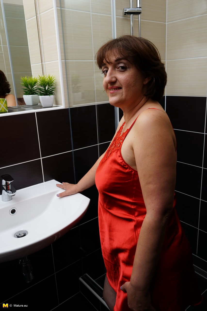 Old woman uncovers her big natural tits before masturbating in a shower porno fotoğrafı #424146390
