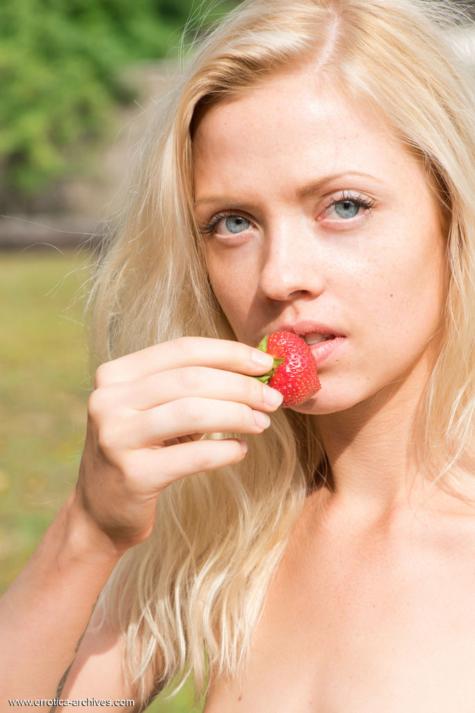 Blue-eyed blonde Camelia displays her slim figure outdoors in the nude porno fotoğrafı #428443529
