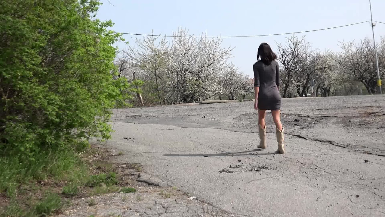 Solo girl Eveline Neill takes a piss on a paved road while wearing boots foto porno #425368191
