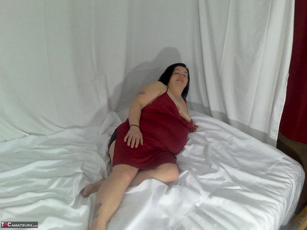 Amateur BBW removes printed underwear to get naked on her bed porno fotoğrafı #424831843