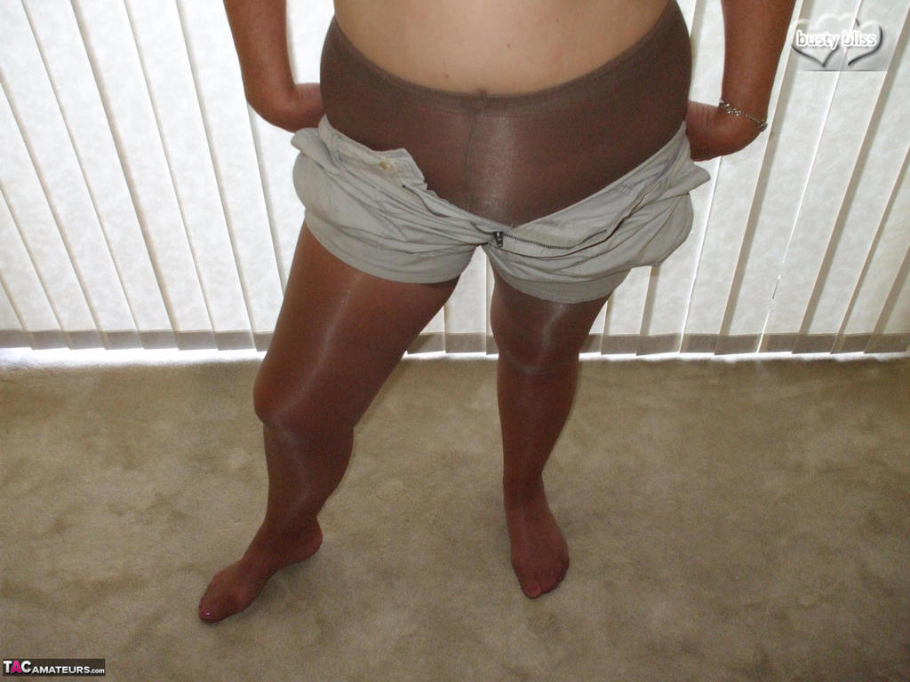 Middle-aged amateur Busty Bliss displays her tan lined tits in pantyhose foto porno #424685044