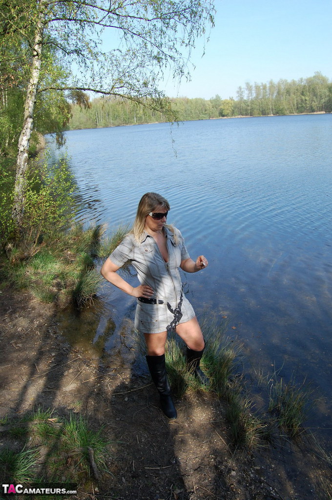 Older amateur Sweet Susi gets naked by the lake after having a smoke ポルノ写真 #426141225