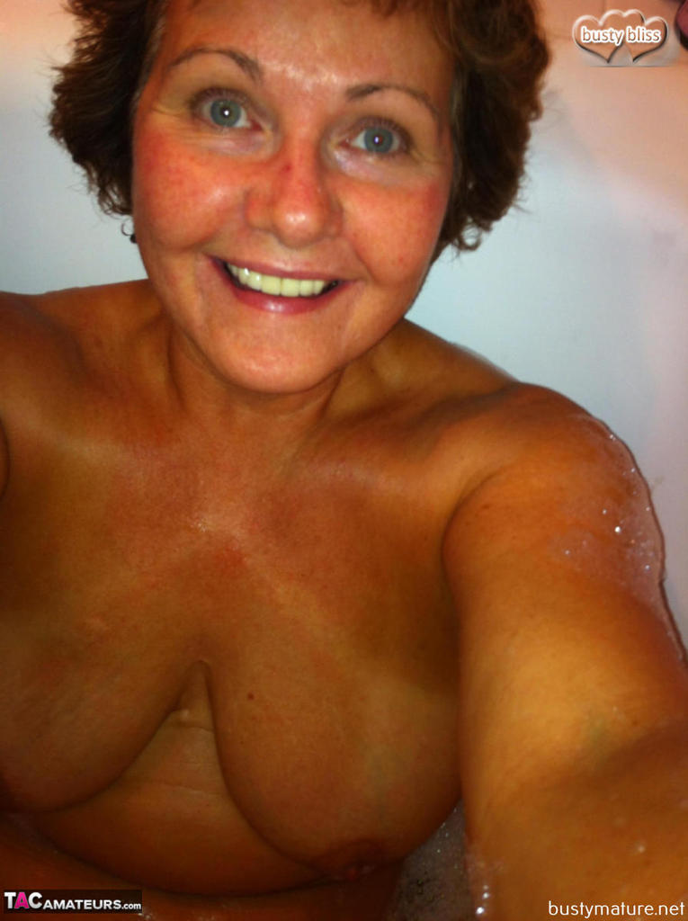 Older amateur Busty Bliss completely disrobes before taking a shower foto pornográfica #428560921