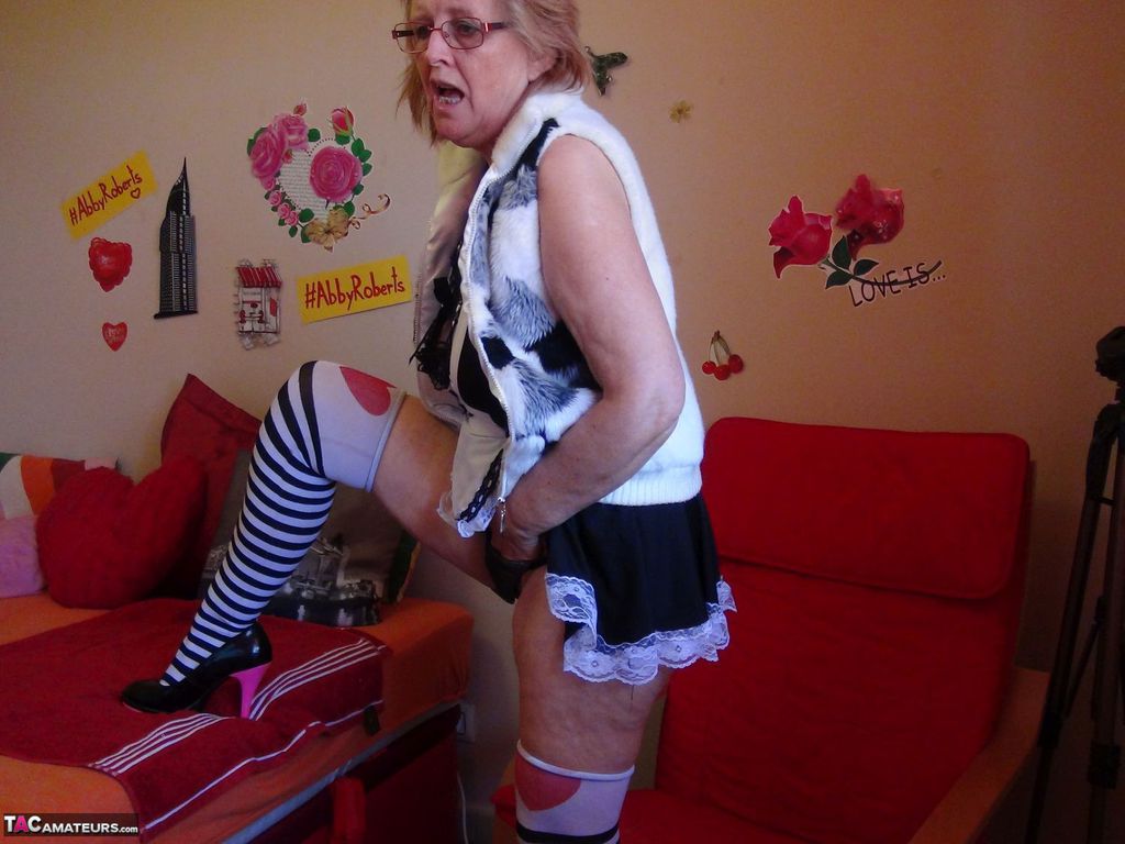Old amateur Abby Roberts bares her tits and twat in striped thigh high socks zdjęcie porno #426927365