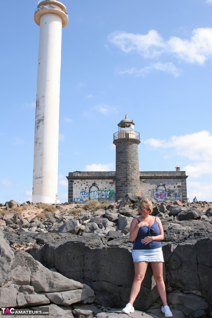 British BBW Curvy Claire exposes her big boobs while visiting a lighthouse foto porno #428421385
