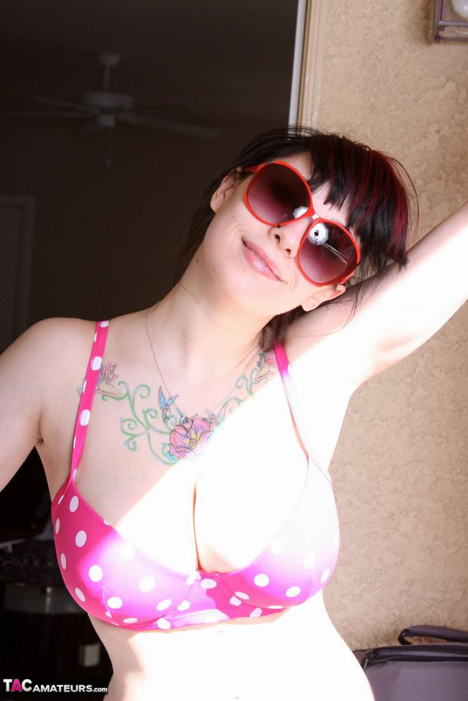 Inked amateur Susy Rocks releases her large boobs from a polka-dot bra 色情照片 #424833273