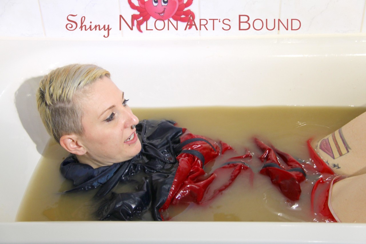 Mara lying in a bath tub with muddy water ties and gagges herself with cuffs Porno-Foto #426455060