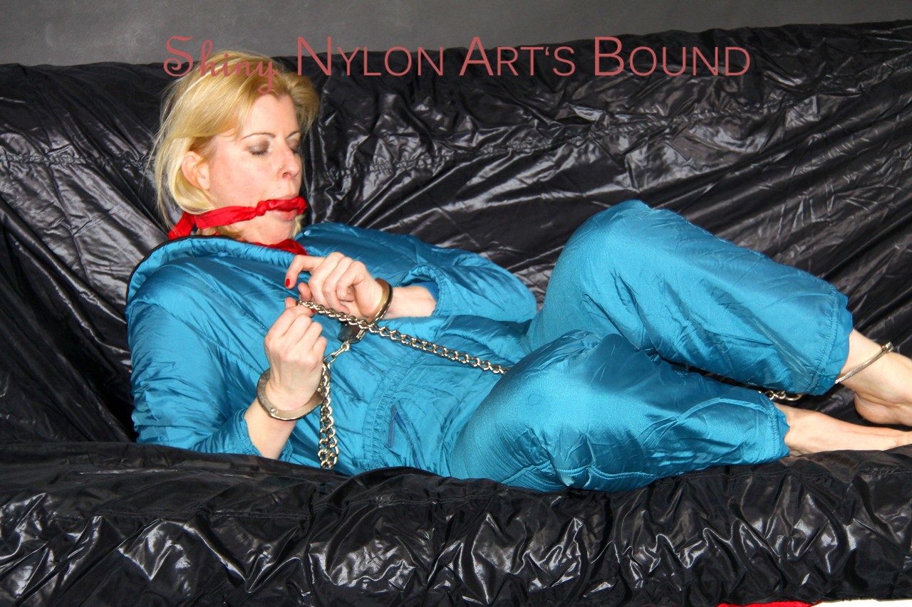 A gorgeous oldschool downsuit with green ties and Pia's gagging behavior.