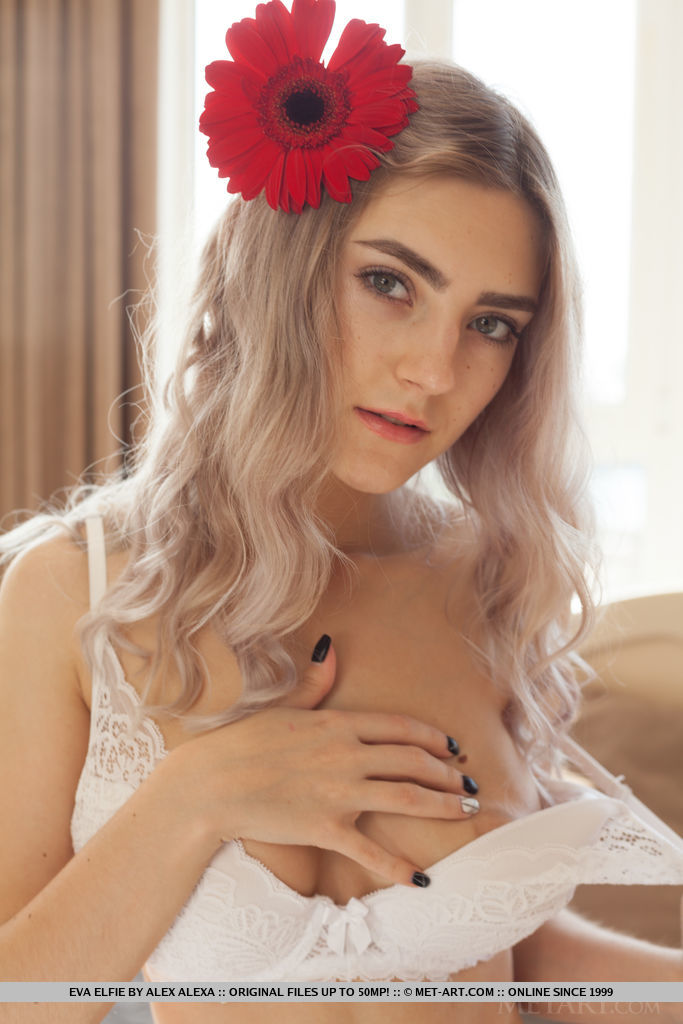 Young blonde Eva Elfie shows off her great body with a flower in her hair foto porno #422890018