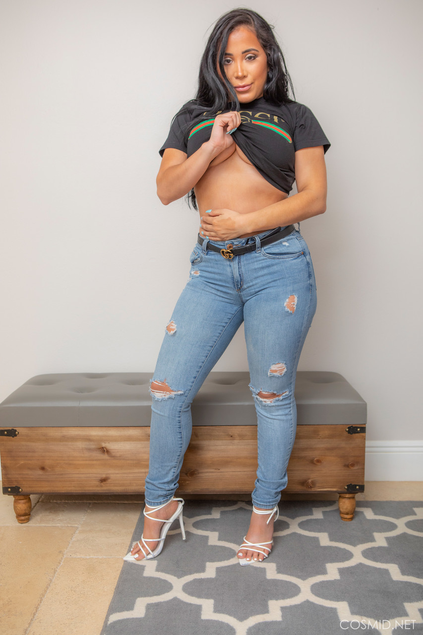 Latina amateur Juliana Cruz flaunts her big booty after removing ripped jeans foto porno #423968796