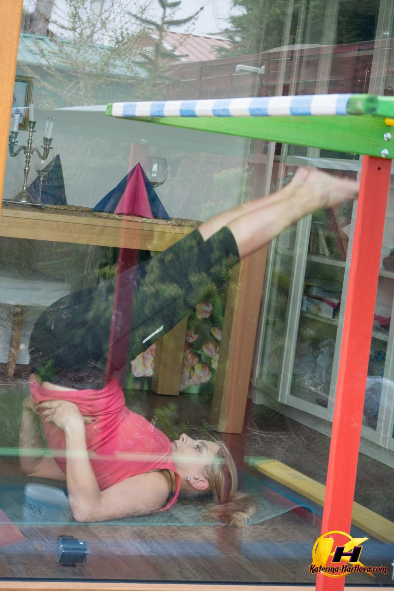 Amateur chick Katerina Hartlova pulls out her huge tits while doing yoga zdjęcie porno #424508126