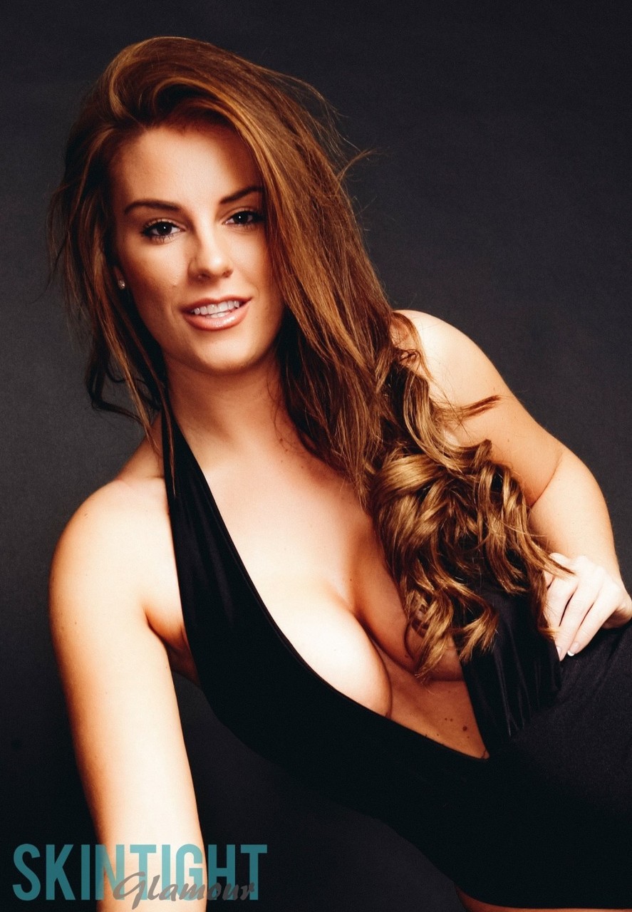 Gorgeous girl Gracie Finlan sets her big tits free of a black swimwear Porno-Foto #428428649