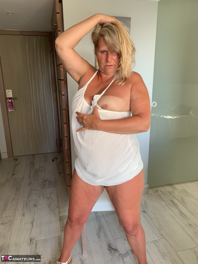 Thick Older Woman Sweet Susi Exposes Tan Lined Tits After Hiking Up Her Dress