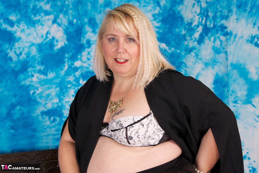 British fatty Lexie Cummings finger spreads her pierced pussy in stockings foto pornográfica #427281641