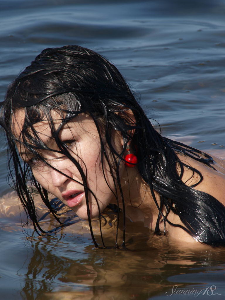 Asian model Rusya takes off her bikini while in the ocean by herself foto porno #426793118