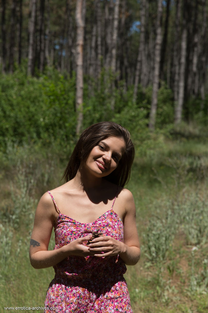 Nice teen Pola holds a pine cone while modeling totally naked in the woods foto porno #428721580