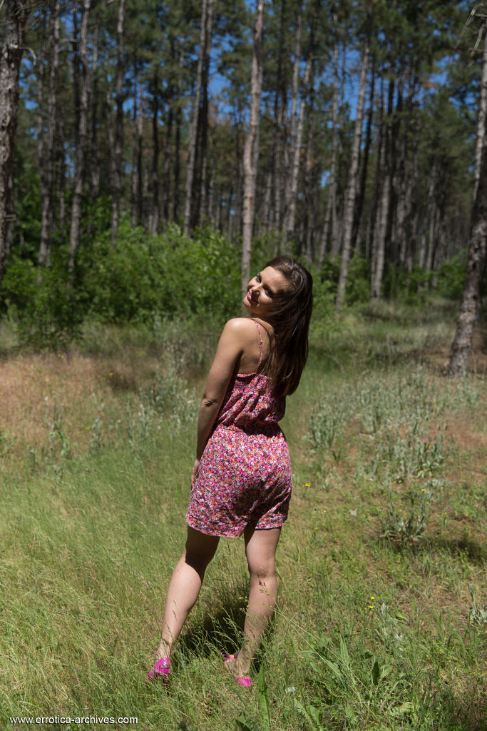 Nice teen Pola holds a pine cone while modeling totally naked in the woods zdjęcie porno #428721596