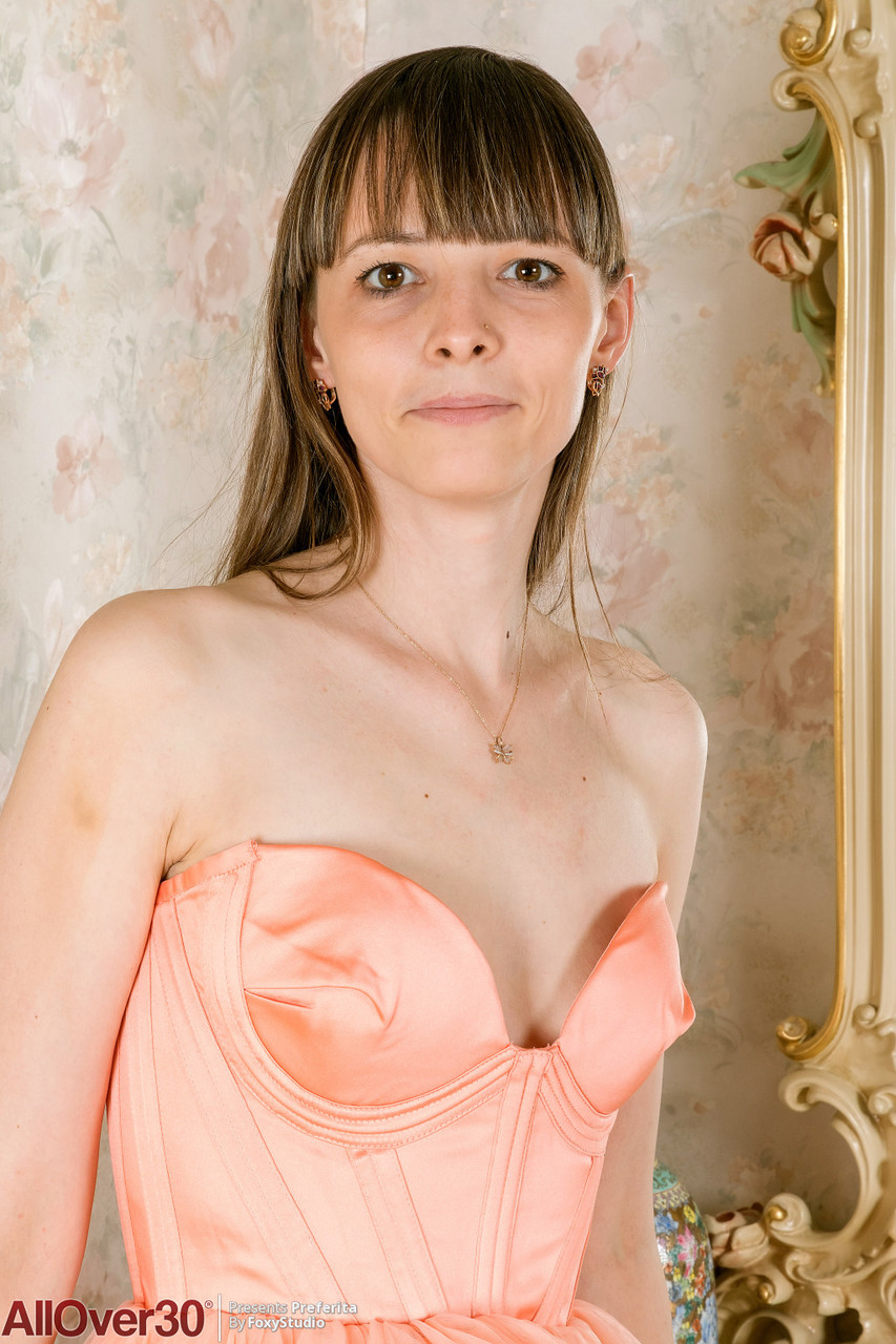 https://www.pornpics.com/de/galleries/30-plus-woman-preferita-gets-completely-naked-in-front-of-dressing-room-mirror-29049166/
