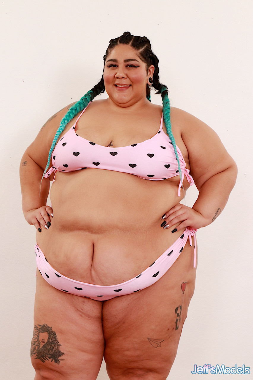 SSBBW Crystal Blue removes a bra and panty set to pose naked in shoes ポルノ写真 #424721519