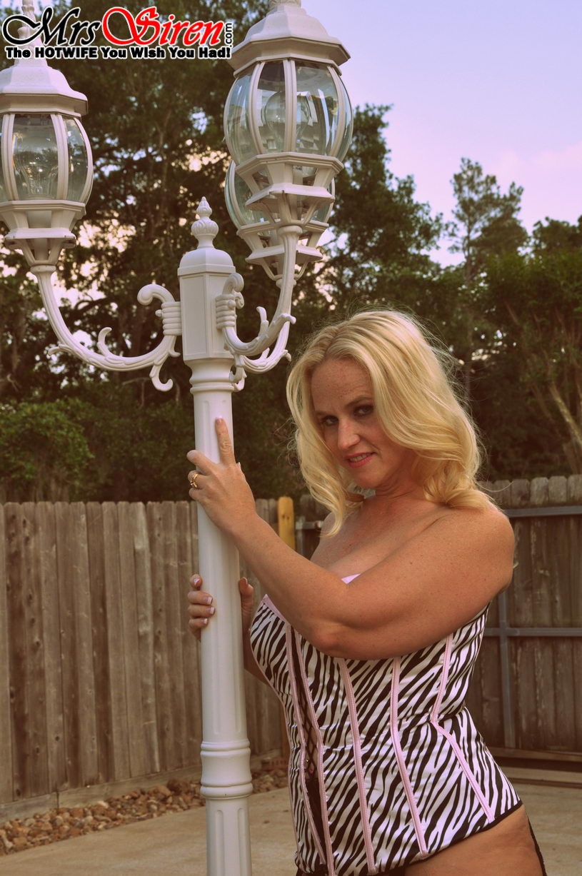 Thick blonde amateur Dee Siren works her big ass outdoors in hosiery ポルノ写真 #428407645 | Mrs Siren Pics, Dee Siren, BBW, モバイルポルノ