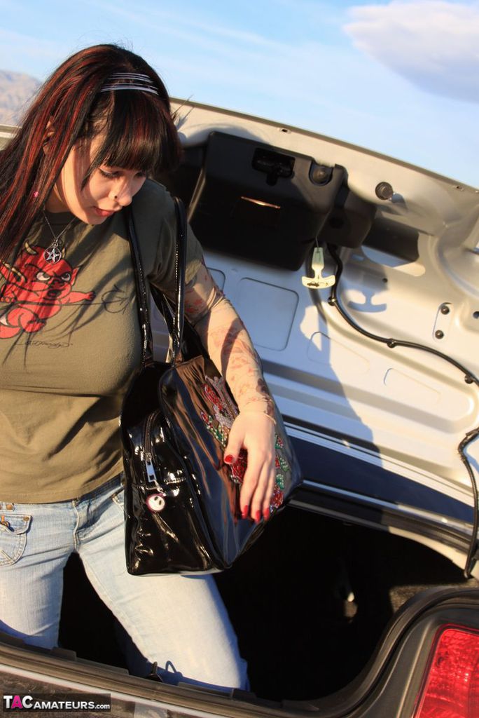 Amateur Susy Rocks escapes from the trunk of a car before taking the wheel ポルノ写真 #425080415