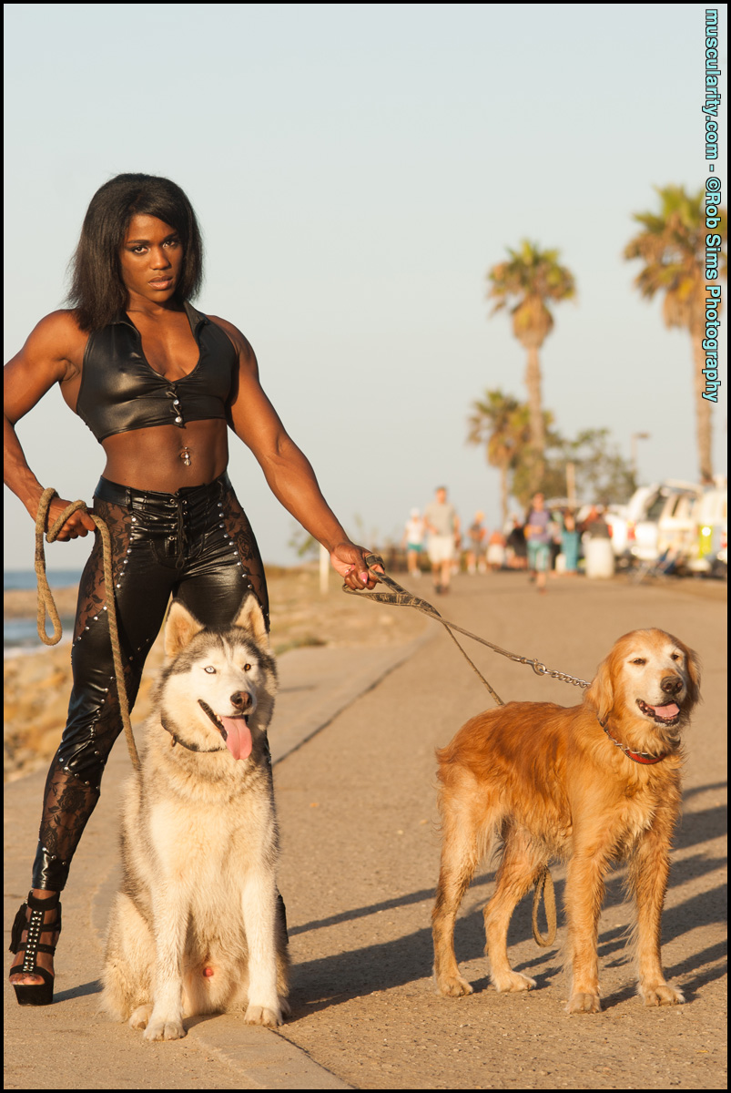 Ebony bodybuilder Jaquita Person Taylor flexes while walking her dogs 色情照片 #423458012