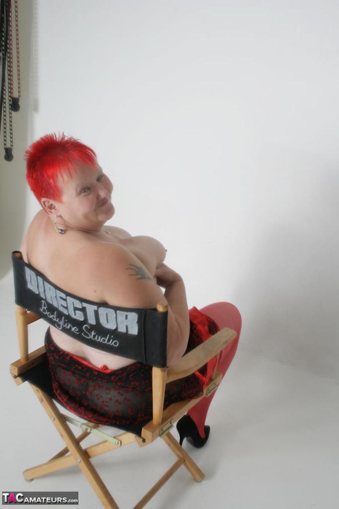 Fat granny Valgasmic Exposed sports short red hair while showing her huge ass foto porno #428546740