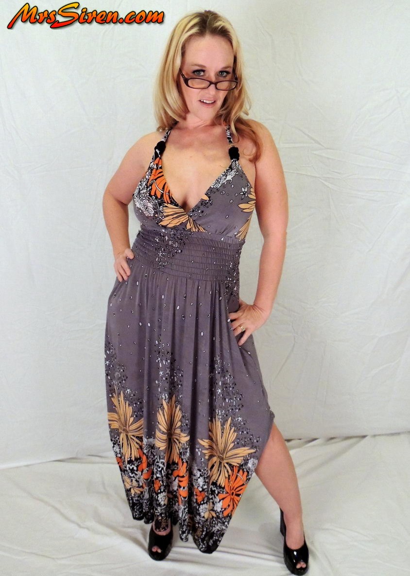 Overweight Amateur Dee Siren Looses Her Big Boobs From A Dress In Glasses