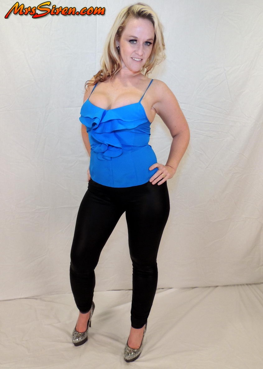 Blonde amateur Dee Siren displays her ample cleavage during non-nude action porno fotoğrafı #422733604
