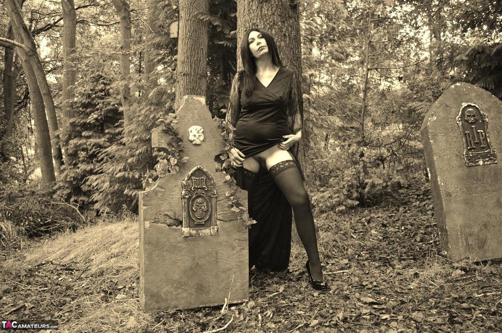 Goth girl Barby Slut bares her big tits and twat atop a casket in the woods 色情照片 #423239797
