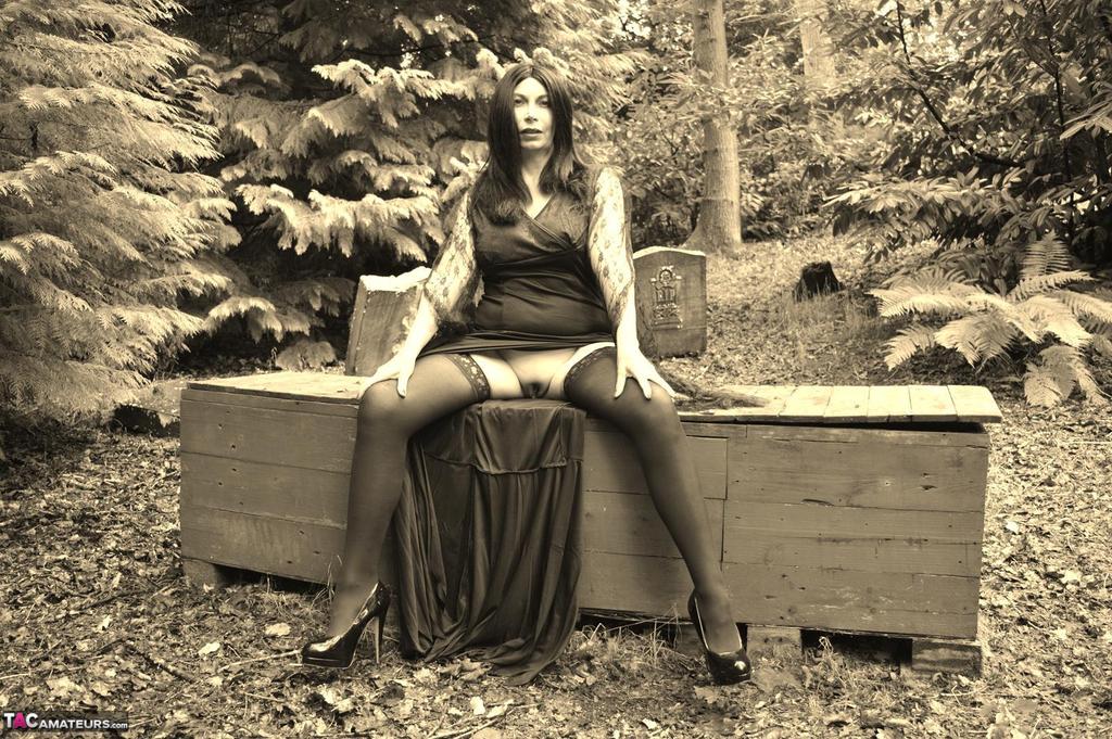 Goth girl Barby Slut bares her big tits and twat atop a casket in the woods 色情照片 #423239799