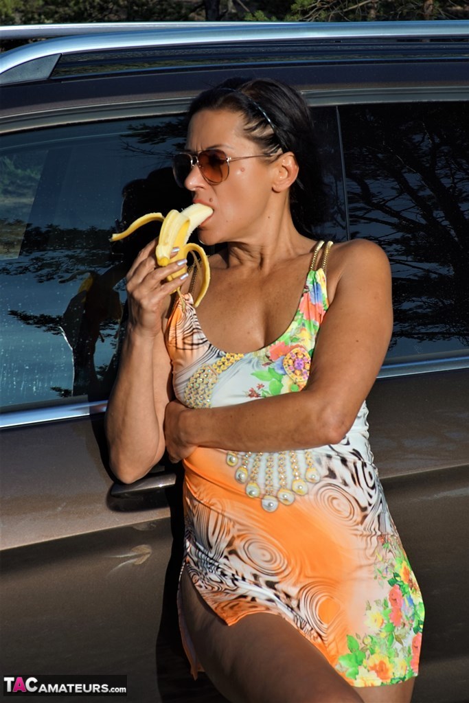 Amateur woman Diana Ananta sticks a half eaten banana in her vagina porno foto #428408497