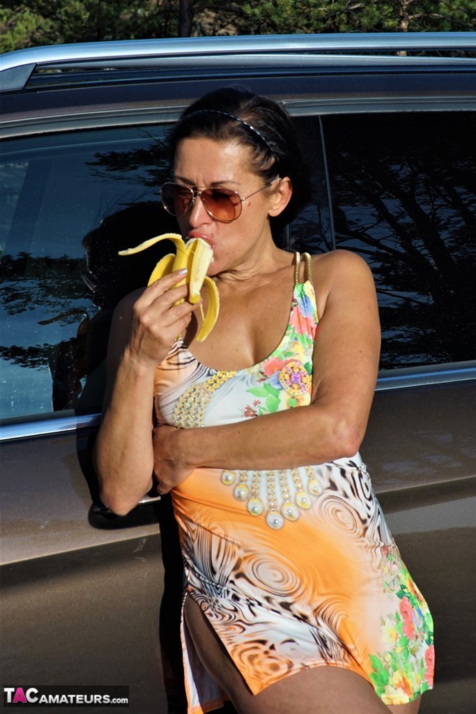 Amateur woman Diana Ananta sticks a half eaten banana in her vagina zdjęcie porno #428408500