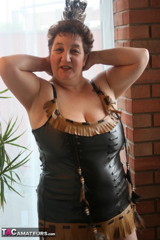 Sick mature woman Kinky Carol models leather lingerie in black boots foto pornográfica #422787690