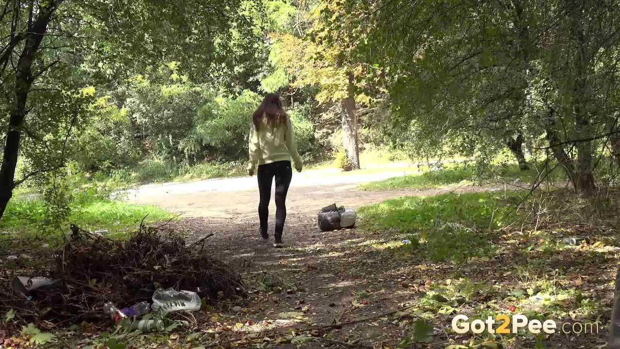 Cynthia Vellons pees on wasteland at side of road Porno-Foto #428796648