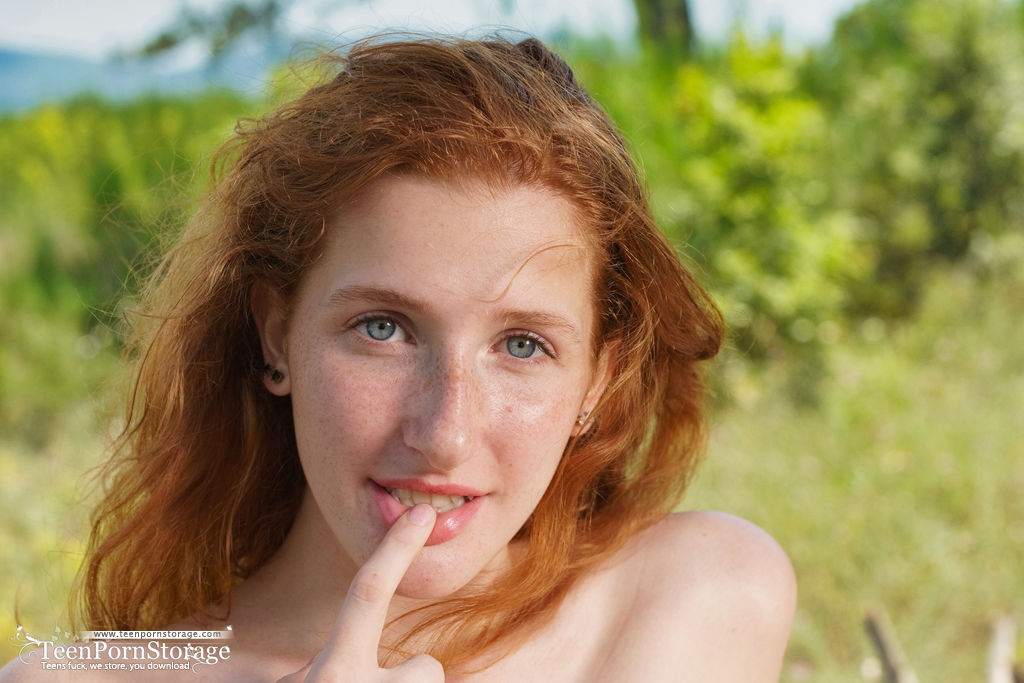 Natural redhead Foxy Lee fondles her firm tits and twat on a log in footwear foto pornográfica #428469963