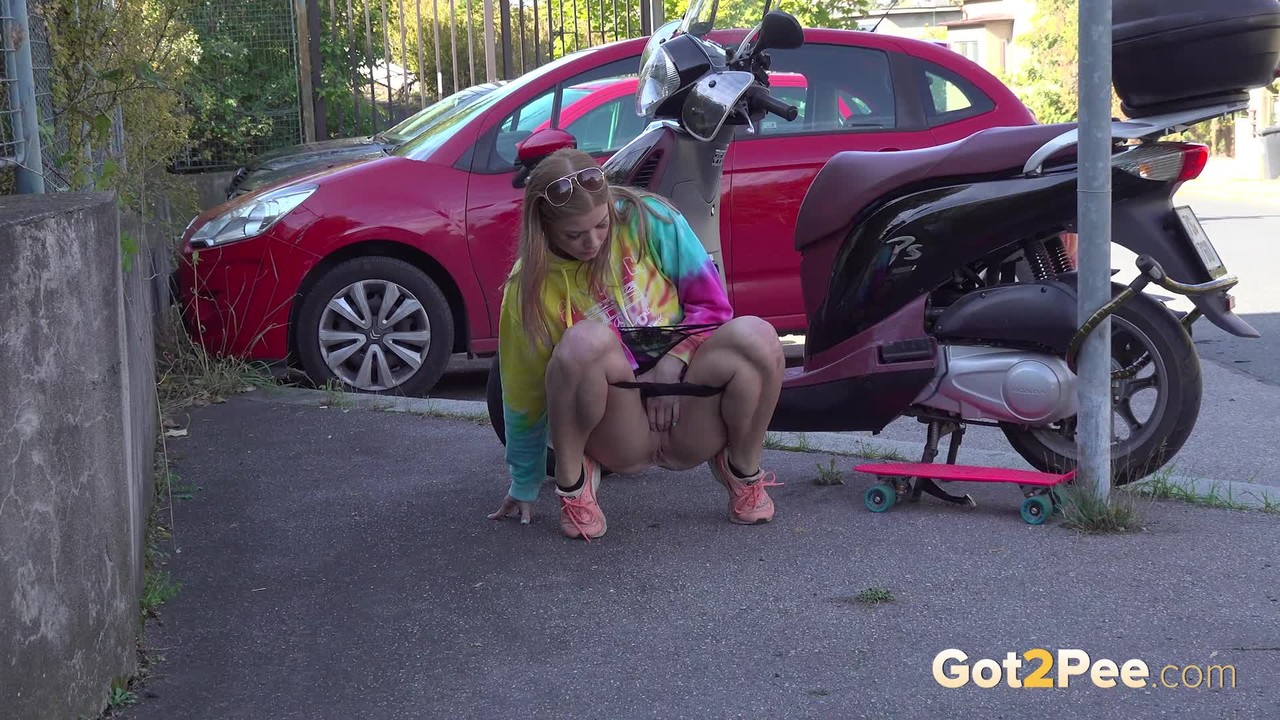 Chrissy skates and pees at the side of the road ポルノ写真 #427215281 | Got 2 Pee Pics, Chrissy Fox, Pissing, モバイルポルノ