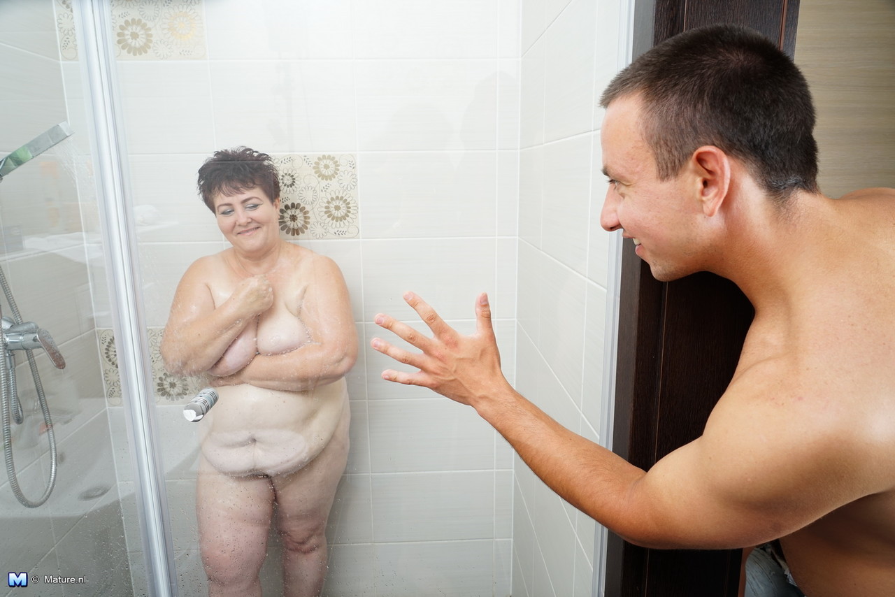 Mature BBW gets caught showering before sex with her younger lover foto porno #426502818