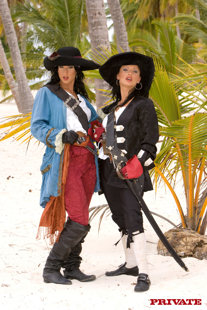 Two ladies with swords and guns on a beach fucking too hard foto pornográfica #428176019