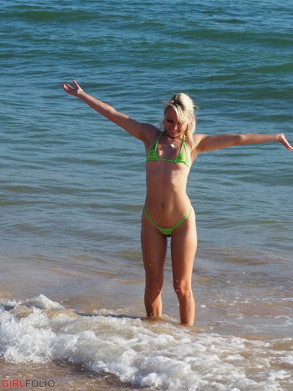 Blonde teen Chloe Toy steps into the ocean surf wearing a skimpy bikini porno foto #428240636