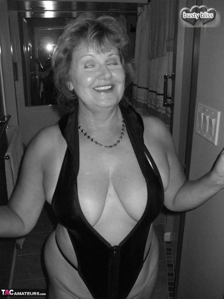 Mature woman Busty Bliss is handcuffed before showing her big natural tits porno fotoğrafı #427069373