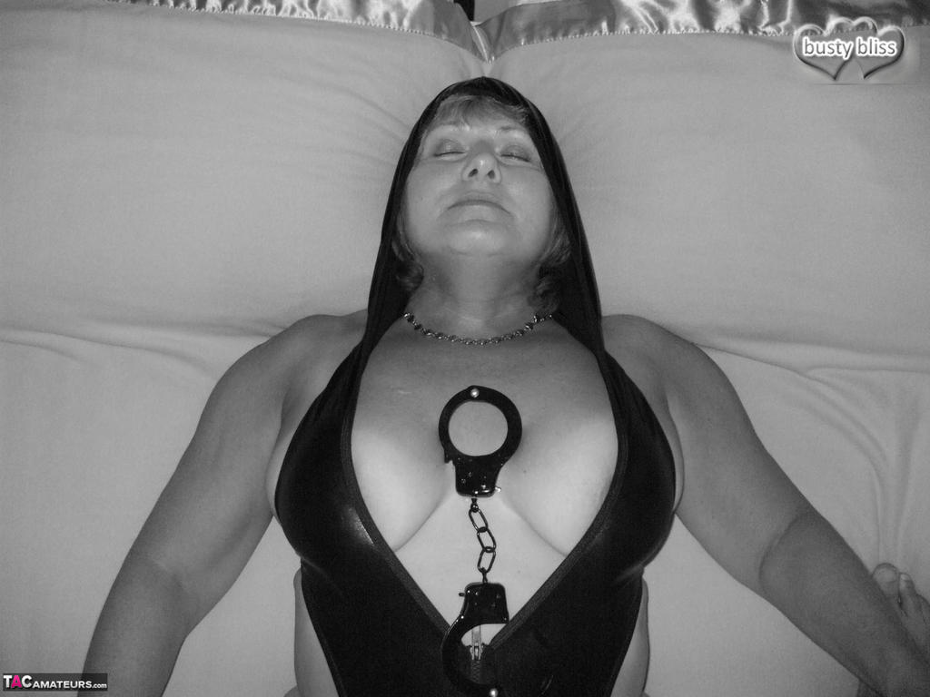 Mature woman Busty Bliss is handcuffed before showing her big natural tits porno fotoğrafı #427069380