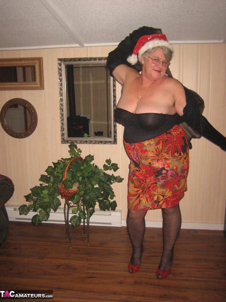 Old amateur Girdle Goddess strips off her attire while wearing a Christmas hat porn photo #424903244